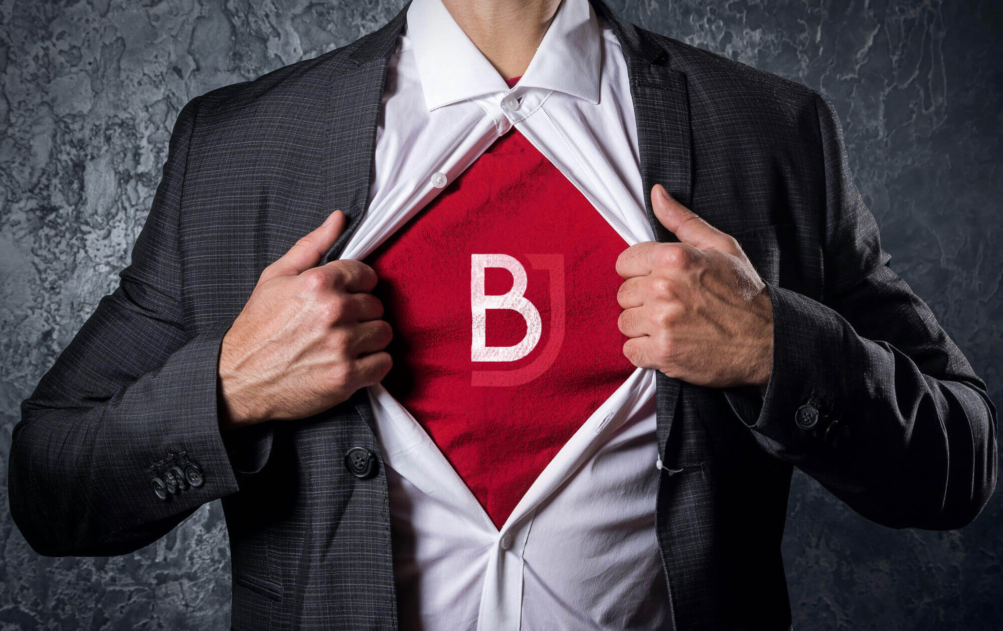 Un uomo d'affari con il logo Business Job sulla maglietta